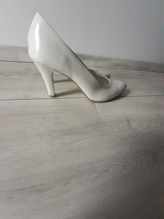 Buty na obcasie jasny beż