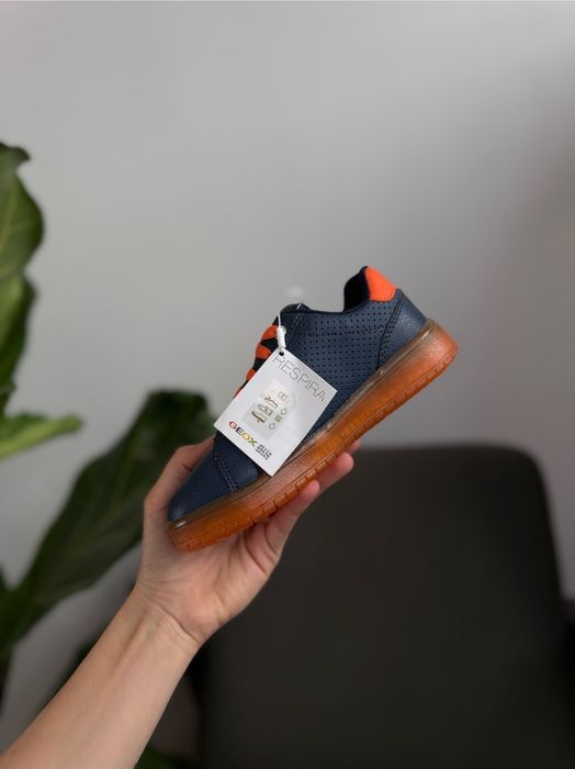 Еко Шкіряні кросівки GEOX,  оригінальні,  розпродаж - не світяться
