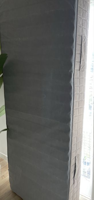 Cama branca com colchão 80x200cm dá para abrir e ficar como cama casal