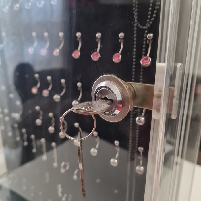 Expositor + 200 piercings