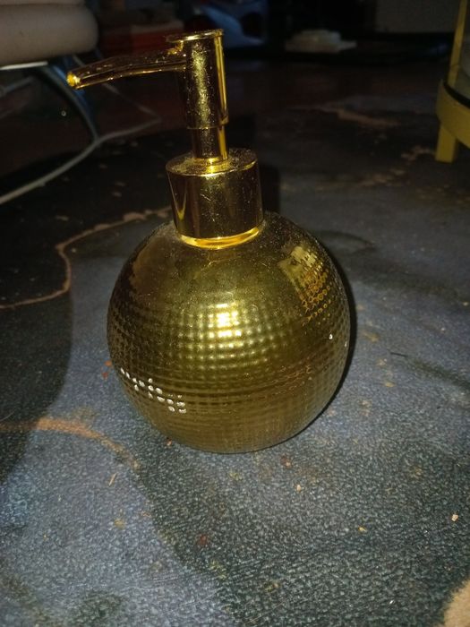 Złoty pojemnik na mydło.