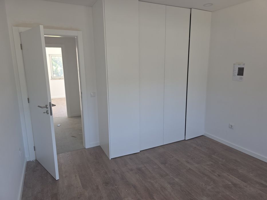 Apartamentos T2 e T3 novos com cozinha equipada e terreno exterior.