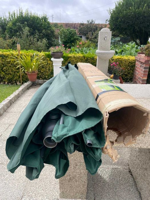 2 bases verdes em metal para guarda-sol + 1 guarda-sol