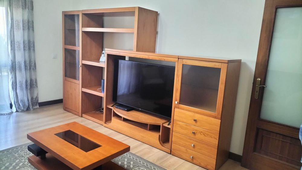 Móvel de sala cor de cerejeira