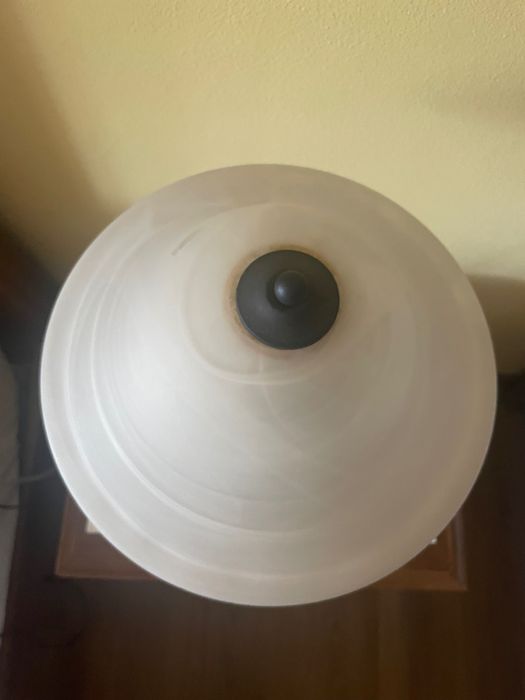 Candeeiro de mesa em vidro e ferro forjado