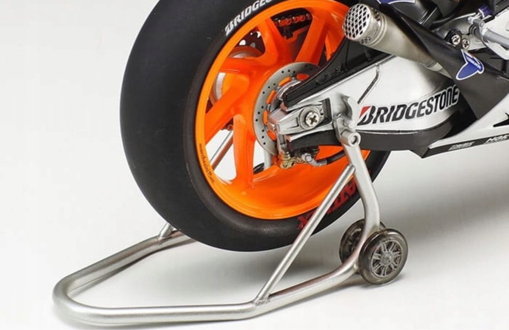 Motor motocykl Honda RC213V Respol '14 model 1:12 Tamiya 14130