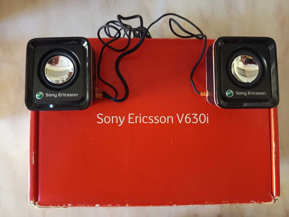 Telemóvel Sony Ericsson T700 com colunas e auriculares.  Novo.