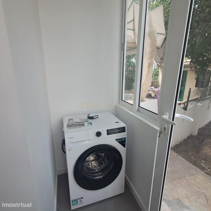 T2 renovado com requinte e logradouro privativo, em ótima zona da Amad