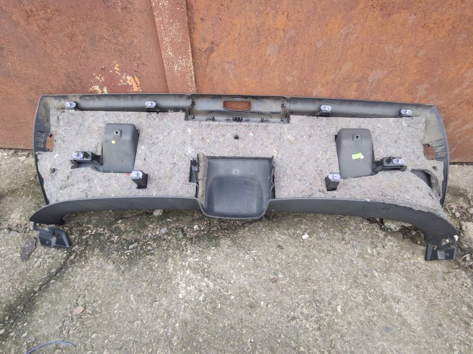 Продам пластик, обшивка кришки багажника peugeot 3008