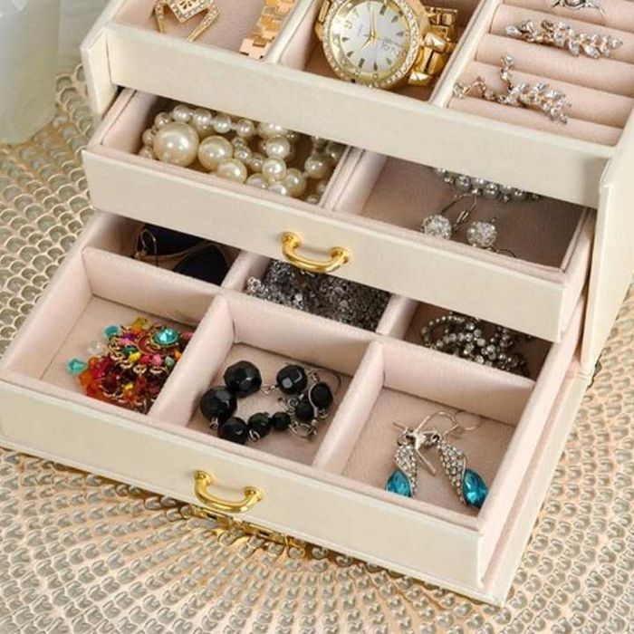 Praktyczna szkatułka na biżuterię beżowa z złotymi elementami