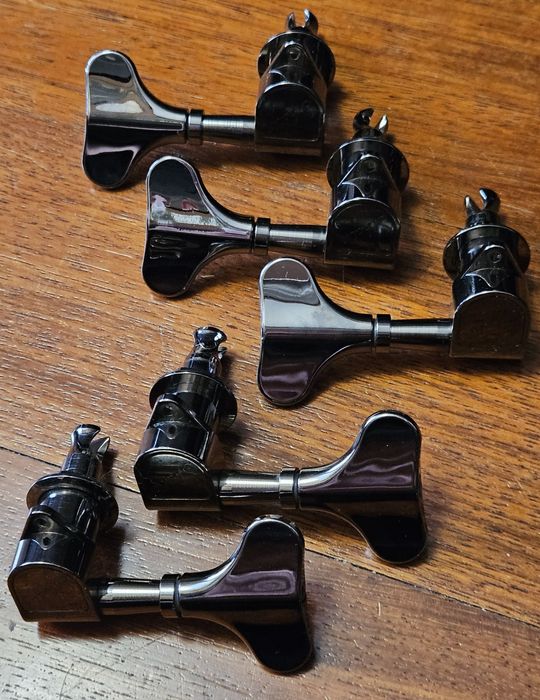 Schaller -  klucze do gitary basowej w układzie  3L/2R