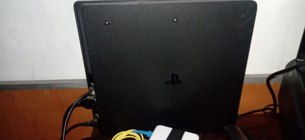 Продам PS4 в отличном состоянии.