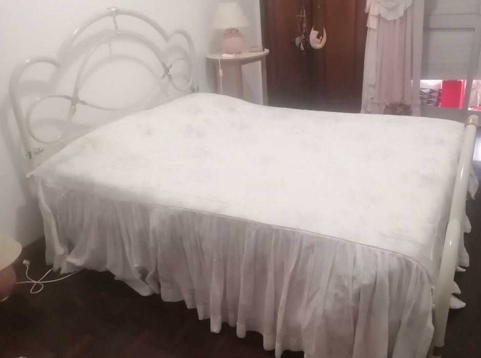 Cama de ferro lacada a branco e dourado
