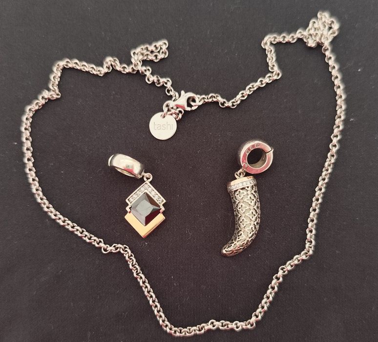 Colar Tashi pendentes