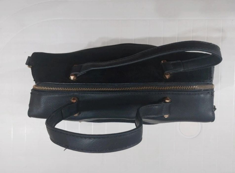 Mala preta em couro sintético