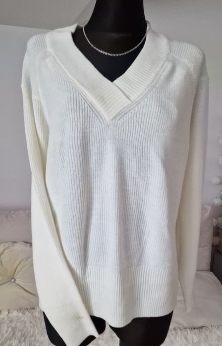 Sweterek z dekoldem ecru" Next".