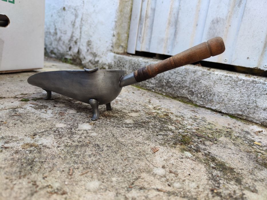 Cinzeiro em estanho e madeira