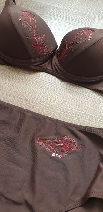 Stroj kapielowy ze zdobieniami