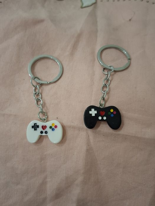 Conjunto Porta-chaves / Chaveiro amizade novos
1 Porta-chaves 2€
O conjunto 3€