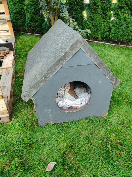 Buda dla psa solidna i ciężka.