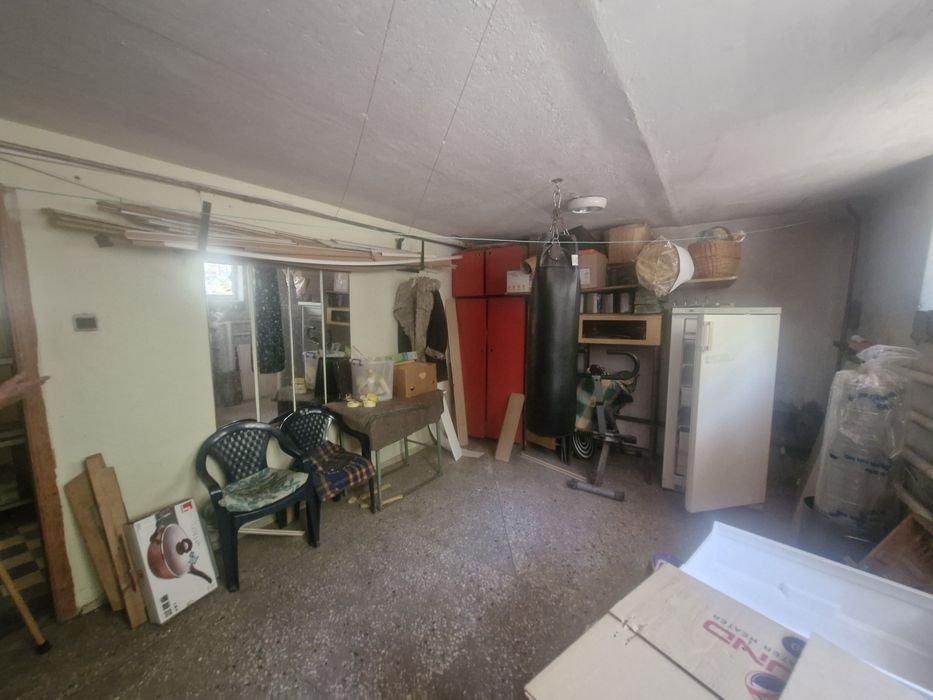 Крепкий жилой дом.