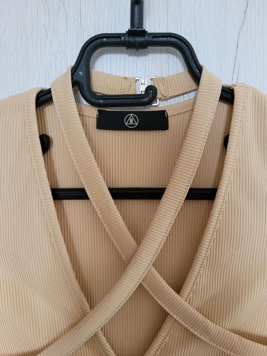 Crop top z dekoltem w serek kremowy beżowy