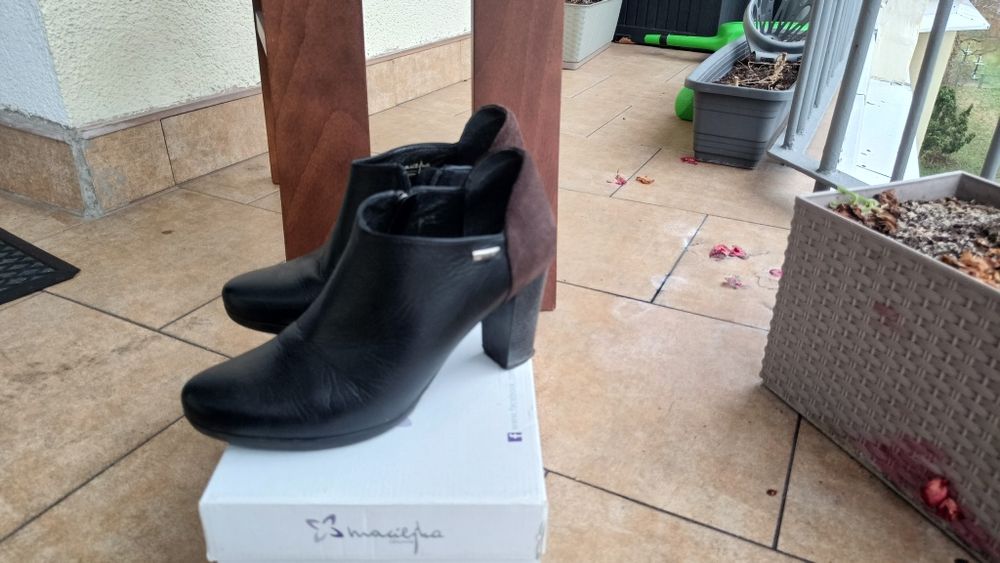 Skórzane buty na obcasie rozm. 39