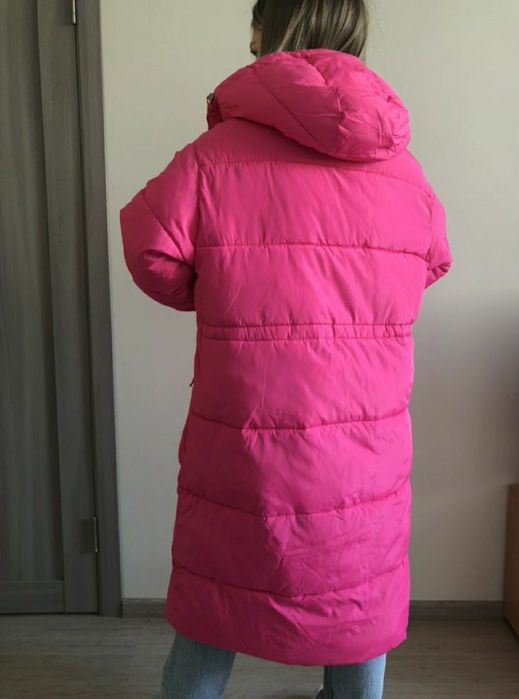 Пуховик пальто рожевого кольору.