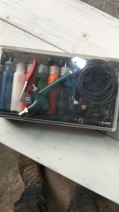 Kit aerógrafo novo com todos os acessórios e tintas, no inca usado.