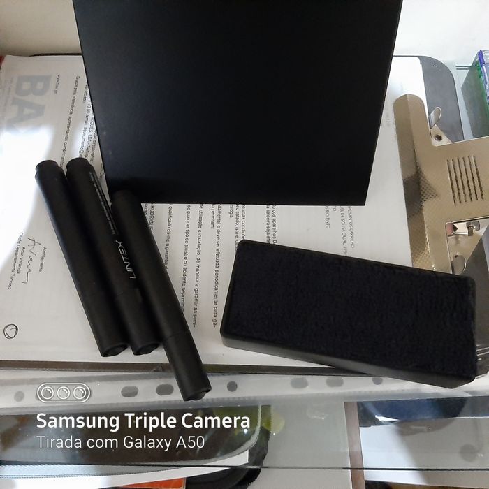 Suporte de parede para canetas e borracha