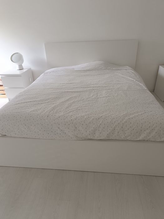 Cama com estrado e colchão. Em bom estado como dá para verificar nas fotos . Incluí duas mesinhas de cabeceira  e tem 4 gavetoes
