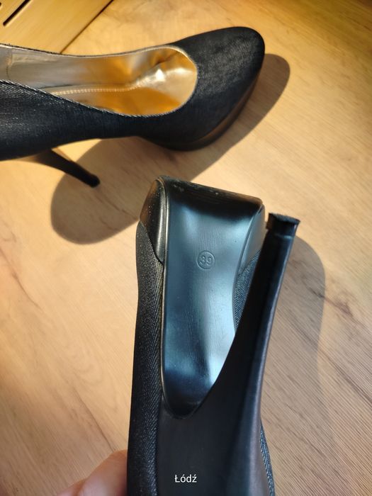 Buty, szpilki na koturnie.