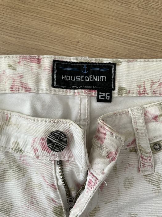 Białe szorty w kwiatki