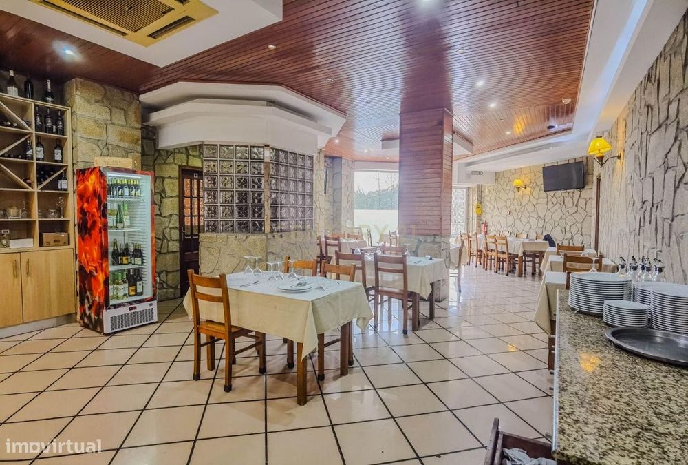 Espaço comercial  | 196ms | Box uma viatura | Duas frentes | Pedrouços