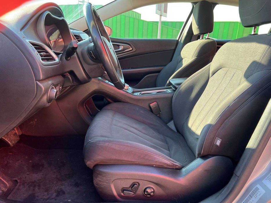 В продажі Chrysler 200 2014 року випуску.