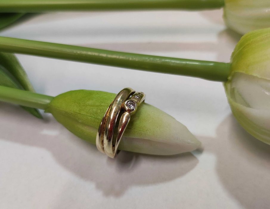 złoty pierścionek z brylantem 3,66GR 585PR 0,08