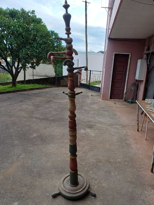 Cabide de pé antigo