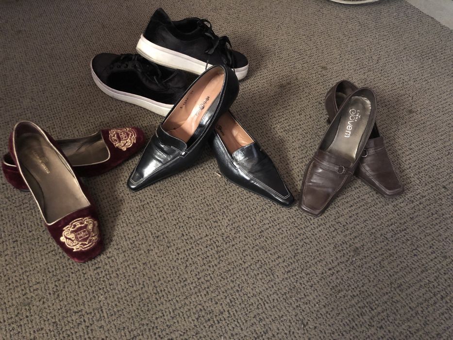 Vários modelos de sapatos em pele e sapatilhas