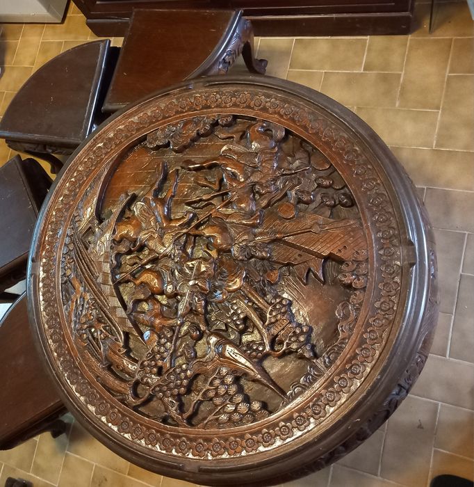 Mesa redonda em madeira teca com 4 bancos