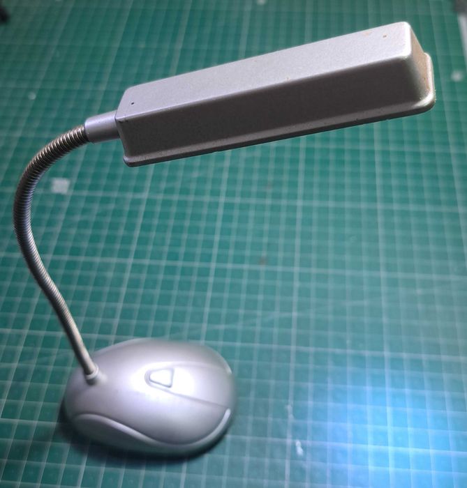 Candeeiro de secretária de leds a pilhas