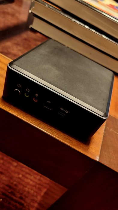 Mini PC com todos os dispositivos necessários