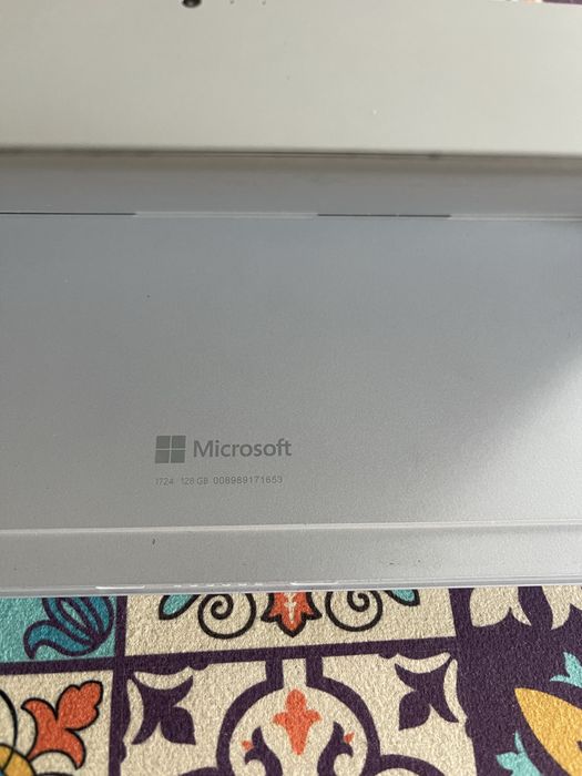 Продається планшет б/в Microsoft Surface Pro 4 (i5/4/128)