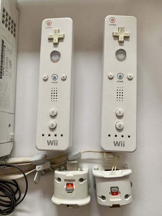 Wii Console + Controllers and Covers + Original Games + Dumbbells64551459444227121