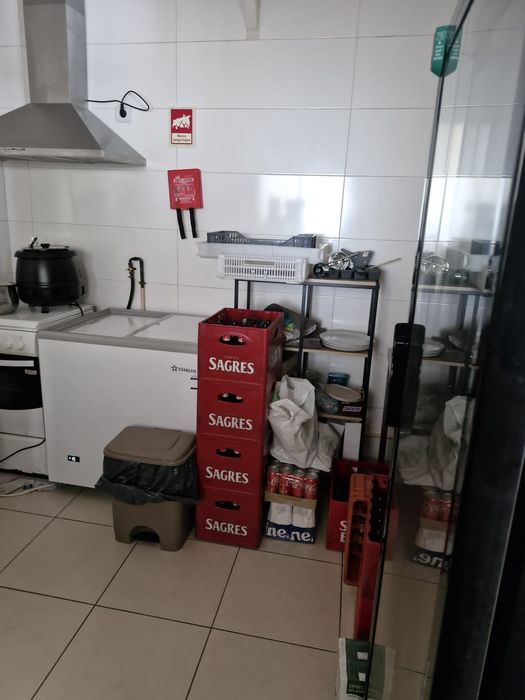 Aluga-se café espaço comercial 112m2