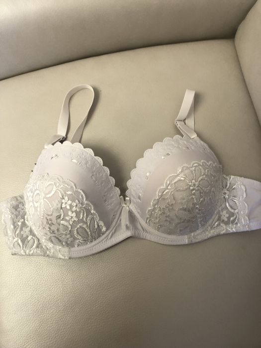 Жіночий ліфчик великого розміру D