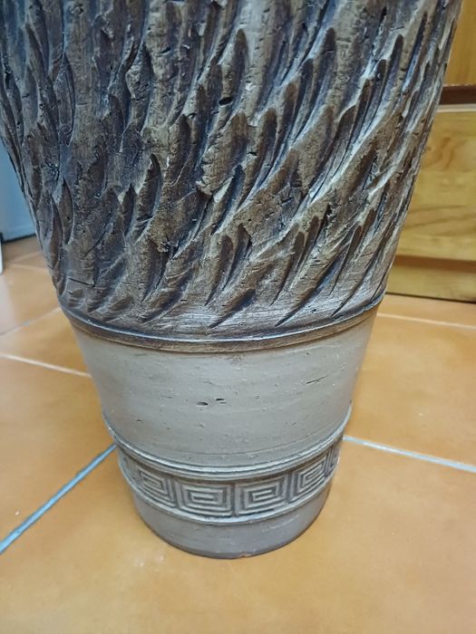 Vaso ornamental com 70 cm de altura e 30 cm de largura