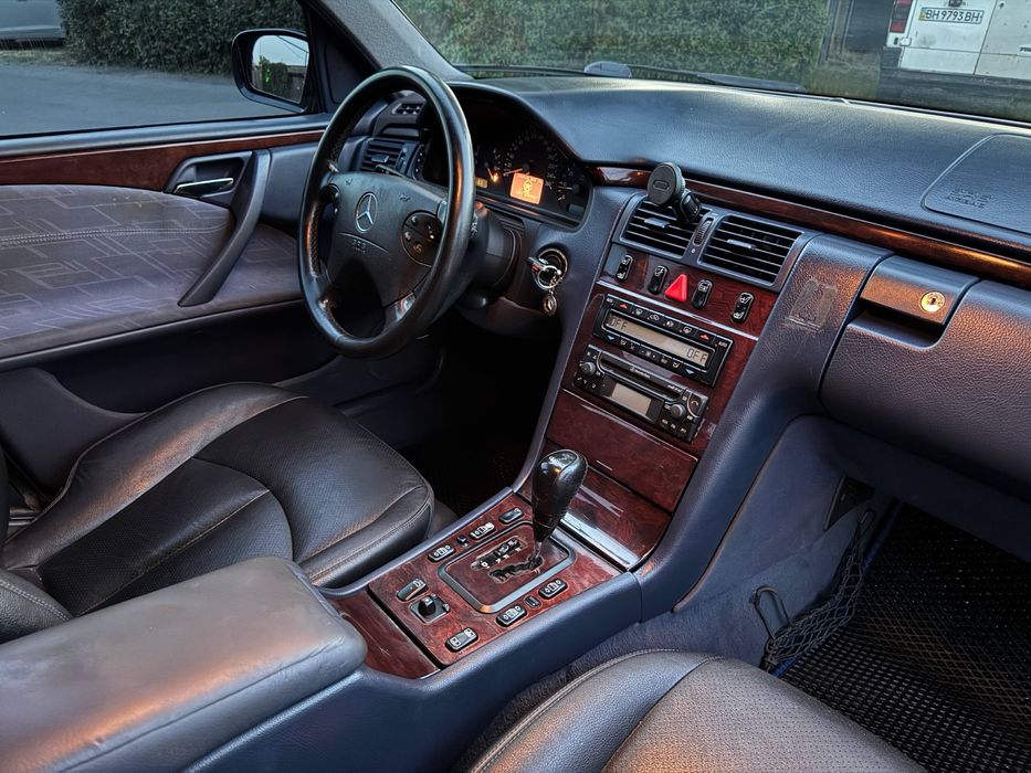 Mercedes W210 E-Class Restyling  2001 год 2л Газ-бензин Автомат