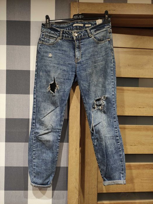 Spodnie jeans z dziurami