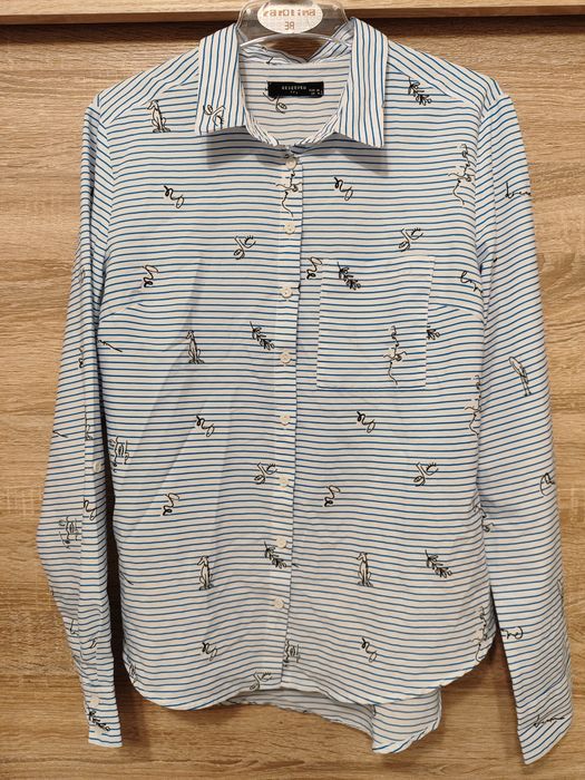 Koszula damska z długim rękawem z możliwością podwinięcia.