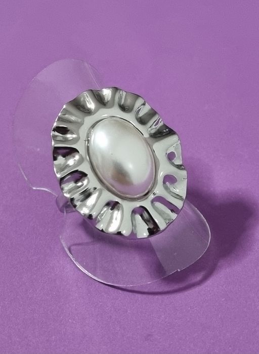 Anel prateado, em aço inoxidável, com uma pérola. Ajustável